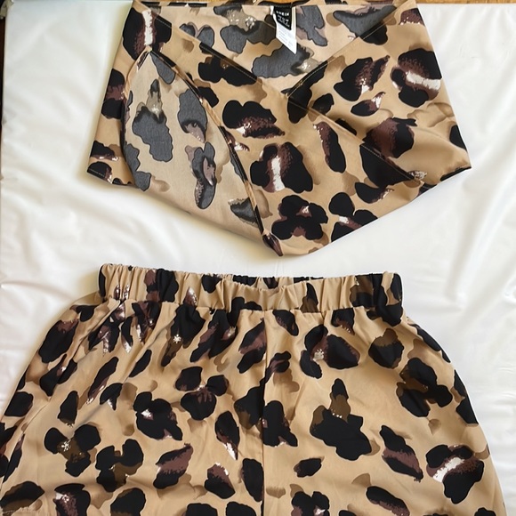 Two piece cheetah set🐆 - Picture 4 of 5